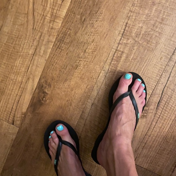NWOT Sandy black wedge flip flop. Size 9 - Picture 5 of 8